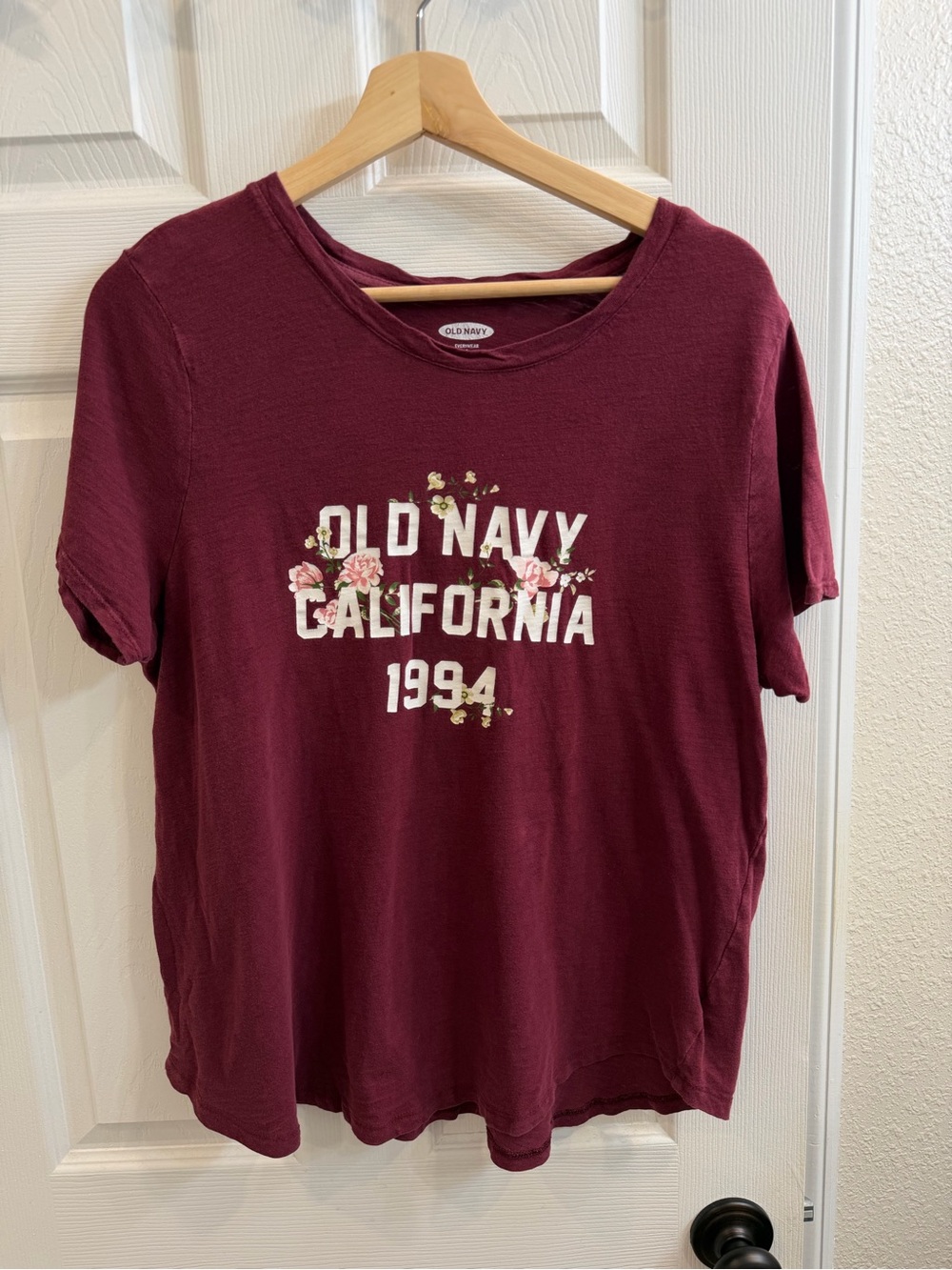 Old Navy Women's Maroon Graphic 'California 1994' Tee